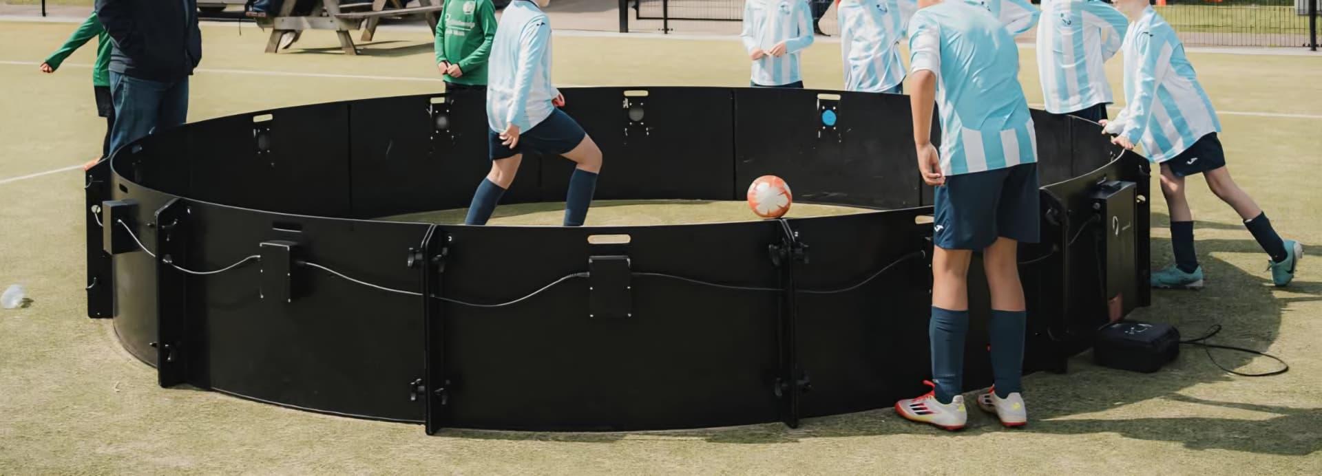 Jeugdteam traint op locatie bij de club in een ronde ICHIEVE-opstelling